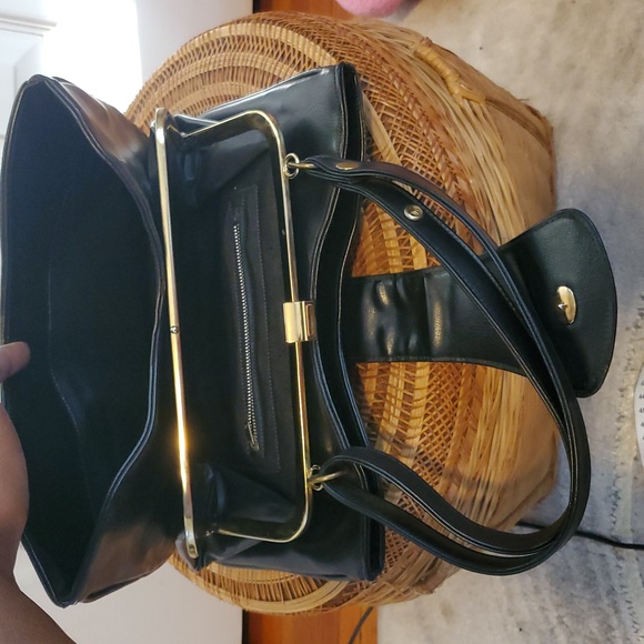 Black Vintage Leather Handbag With Double Straps Kiss Lock And Flap Closure - Picture 9 of 9